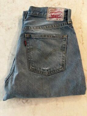 Levi's 501 Light Wash, Distressed 28 X 32